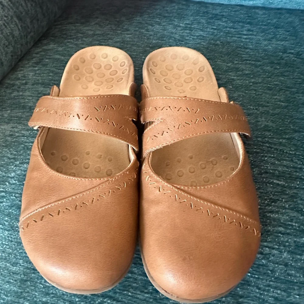 Vionic Clogs - Picture 4 of 6